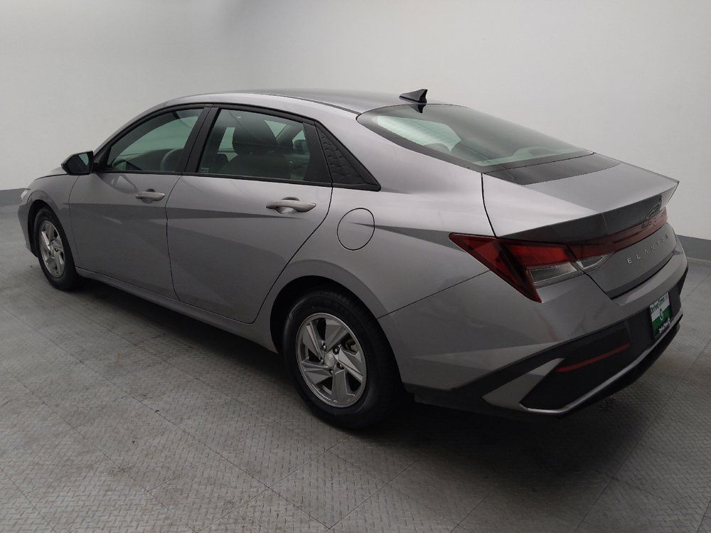 Used 2025 Hyundai Elantra SE FWD image 3