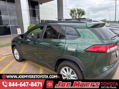 Used 2025 Toyota Corolla Cross LE w/ Moonroof Package image 4