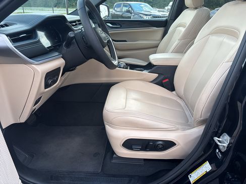 Used 2024 Jeep Grand Cherokee Limited RWD image 11