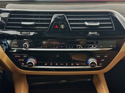 Used 2020 BMW M550i xDrive M550i xDrive w/ Executive Package image 18