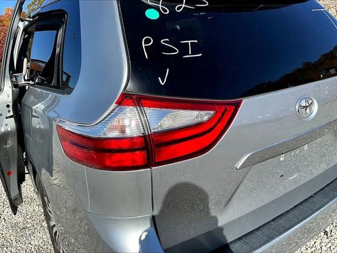 Used 2018 Toyota Sienna XLE w/ XLE Navigation Package image 29