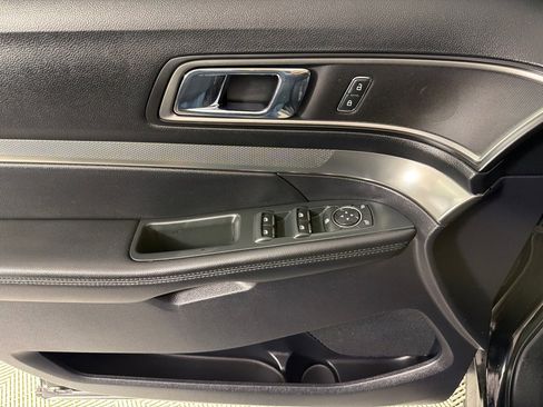 Used 2019 Ford Explorer XLT w/ Equipment Group 201A FWD image 10