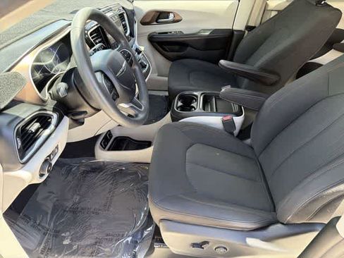 Used 2018 Chrysler Pacifica Touring Plus w/ Tire & Wheel Group FWD image 14