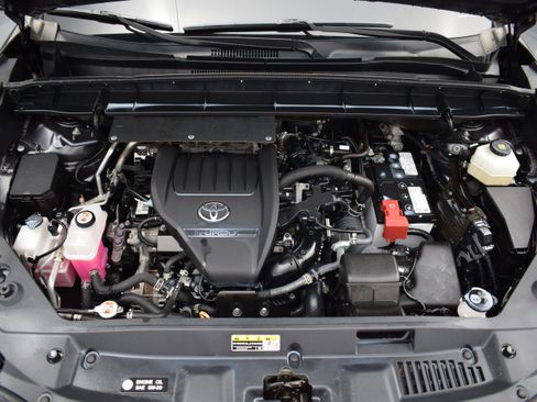 Used 2024 Toyota Highlander LE AWD/4WD image 9