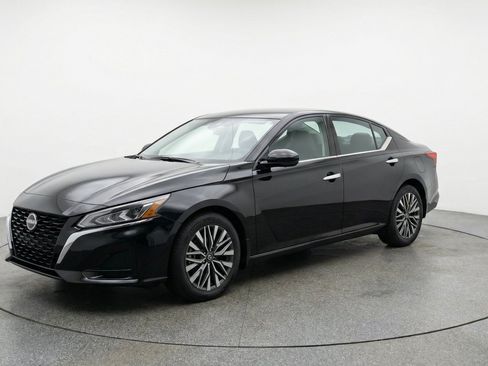 Used 2025 Nissan Altima 2.5 SV FWD image 3