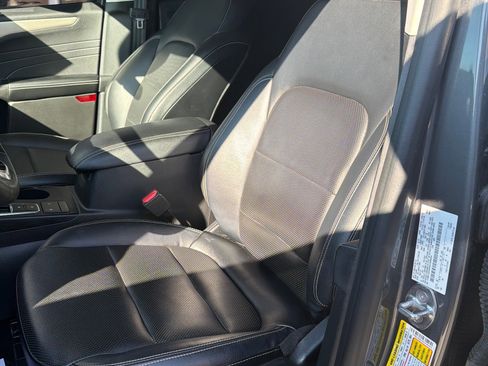 Used 2022 Ford Escape SEL w/ Technology Package image 3