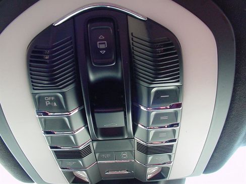 Used 2016 Porsche Macan Turbo image 35