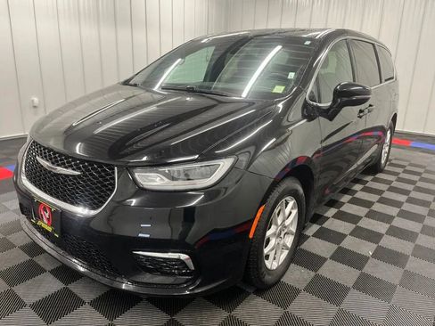 Used 2025 Chrysler Pacifica Select FWD image 7