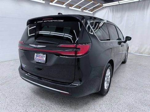 Used 2023 Chrysler Pacifica Touring-L FWD image 2