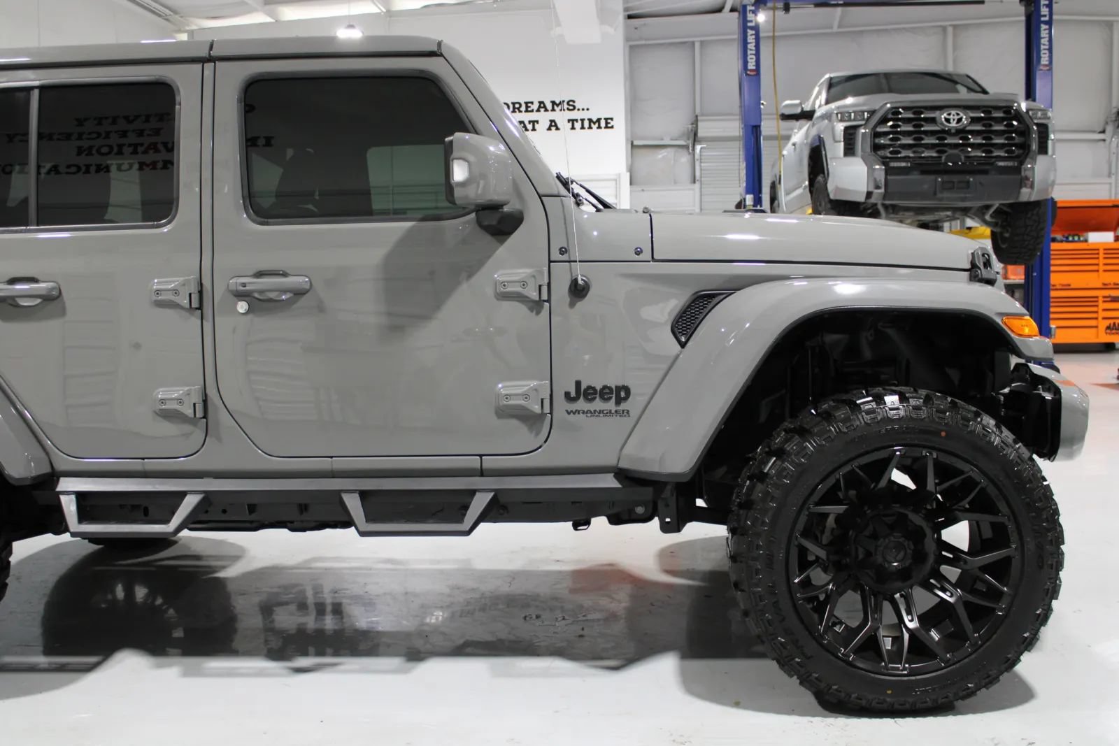 Used 2022 Jeep Wrangler Unlimited Sahara AWD/4WD image 4