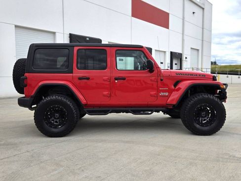 Used 2018 Jeep Wrangler Unlimited Sahara AWD/4WD image 4