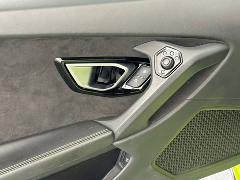 Used 2020 Lamborghini Huracan EVO image 18
