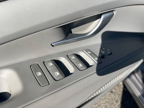 Certified 2025 Hyundai Elantra SE image 18