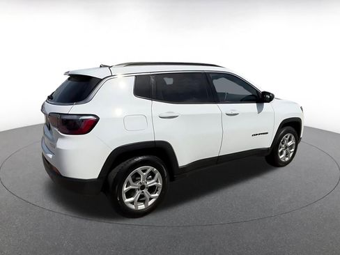 Used 2025 Jeep Compass Latitude AWD/4WD image 14