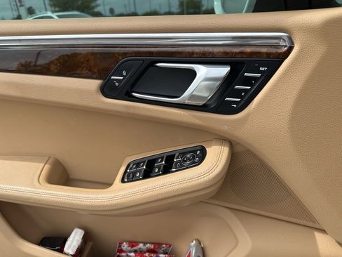 Used 2015 Porsche Macan S image 9