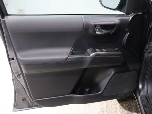 Used 2021 Toyota Tacoma TRD Sport w/ Technology Package image 12