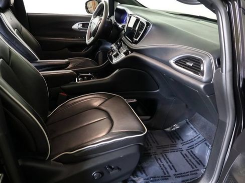 Used 2025 Chrysler Pacifica Limited FWD image 34