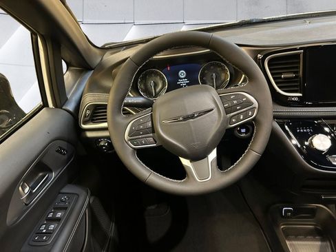 New 2026 Chrysler Pacifica Select image 13