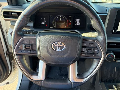 Used 2025 Toyota 4Runner SR5 AWD/4WD image 12