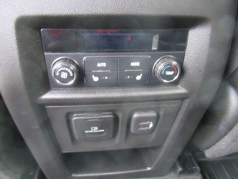 Used 2021 Chevrolet Traverse Premier image 41