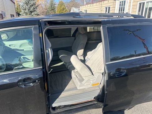 Used 2012 Toyota Sienna LE w/ Towing Pkg image 12