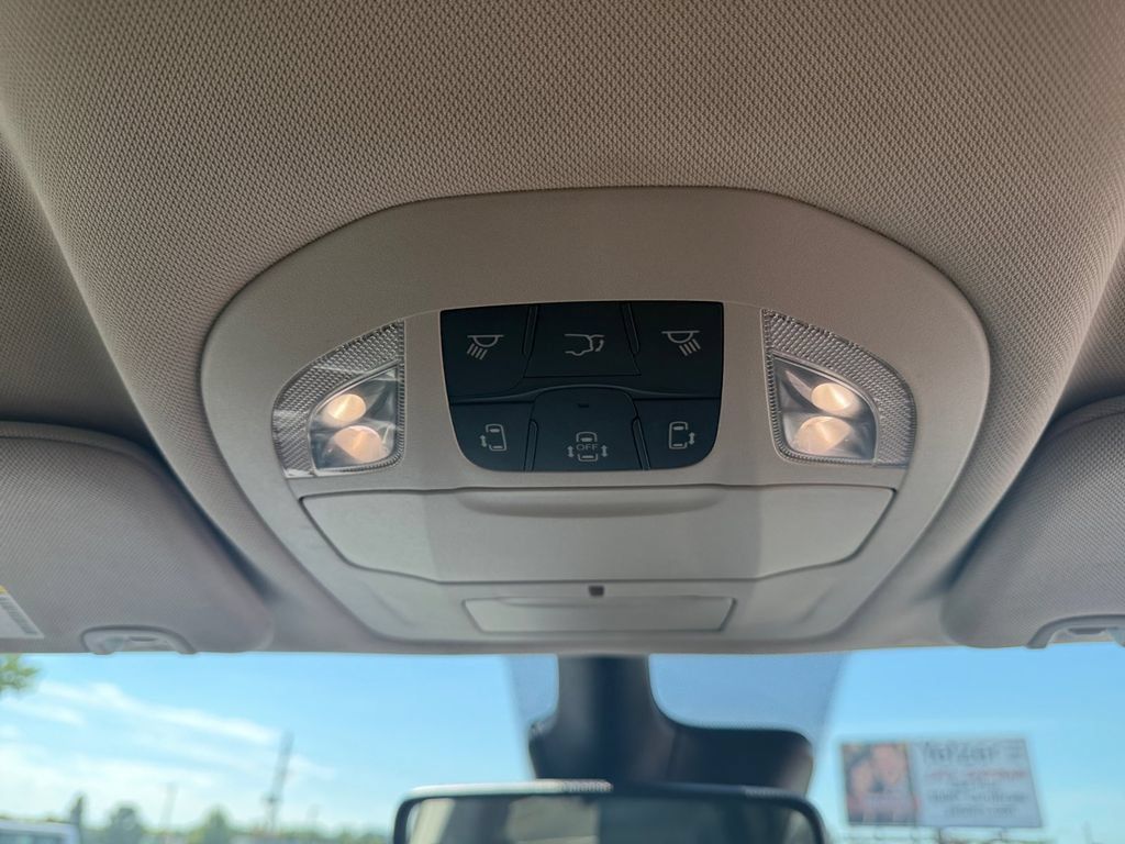 Used 2023 Chrysler Pacifica Touring-L FWD image 21