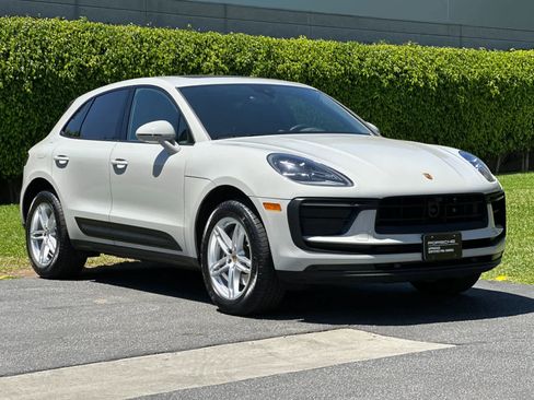 Certified 2025 Porsche Macan AWD/4WD image 10