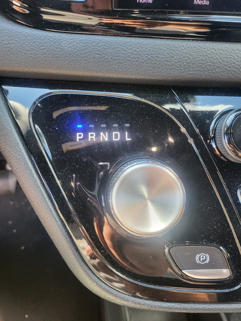 Used 2025 Chrysler Pacifica Select FWD image 4