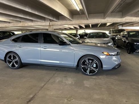 Used 2025 Honda Accord Sport image 4