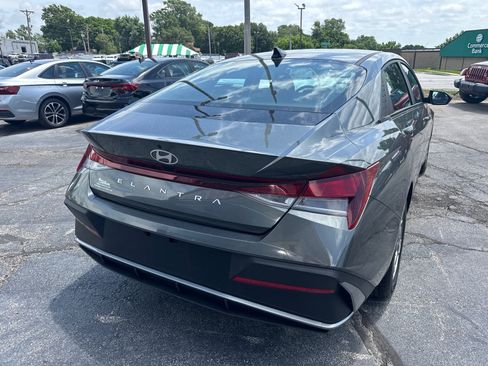 Used 2024 Hyundai Elantra SE FWD image 4