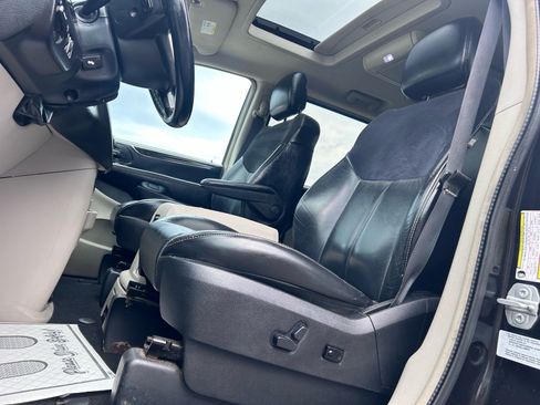 Used 2016 Chrysler Town & Country Limited Platinum FWD image 10