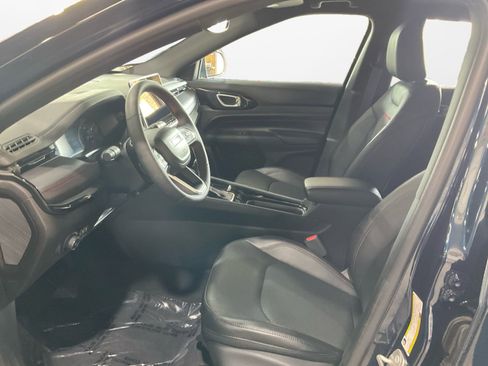 Used 2024 Jeep Compass Trailhawk w/ Trailhawk Convenience Group AWD/4WD image 9