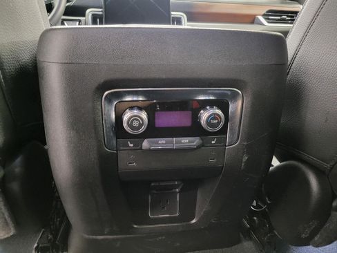 Used 2025 GMC Yukon XL Denali AWD/4WD image 22