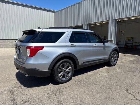 Used 2022 Ford Explorer XLT w/ Equipment Group 202A AWD/4WD image 5