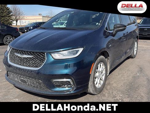 Used 2025 Chrysler Pacifica Select image 1