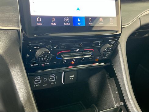 Used 2023 Jeep Grand Cherokee Limited AWD/4WD image 16