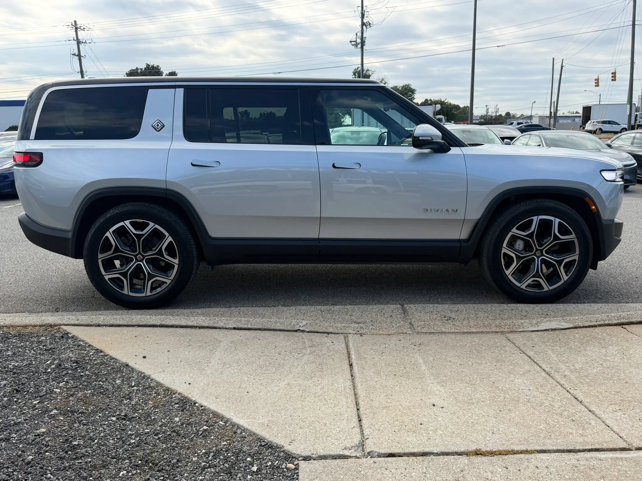 Used 2025 Rivian R1S Adventure Dual AWD/4WD image 26