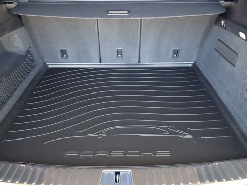 Certified 2025 Porsche Cayenne AWD/4WD image 22