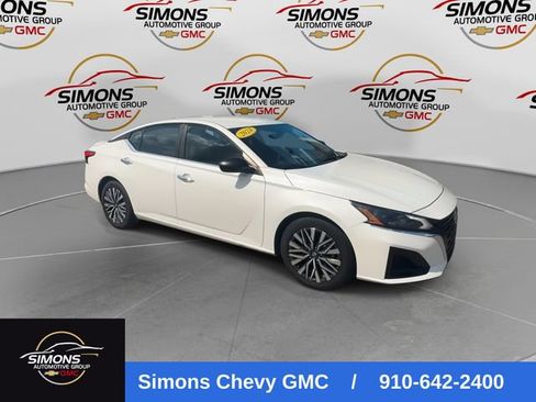 Used 2024 Nissan Altima 2.5 SV FWD image 3