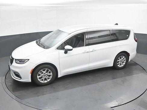 Used 2023 Chrysler Pacifica Touring-L FWD image 37