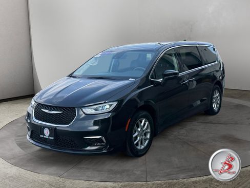 Used 2023 Chrysler Pacifica Touring-L FWD image 3