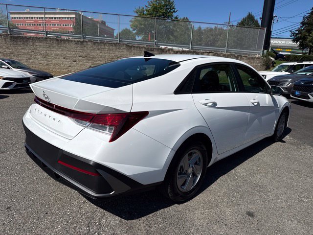Used 2026 Hyundai Elantra SE FWD image 17
