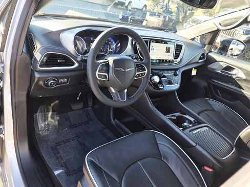 New 2026 Chrysler Pacifica Limited image 9
