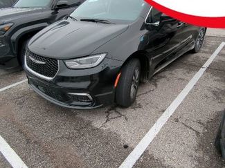 Used 2024 Chrysler Pacifica Select video 1