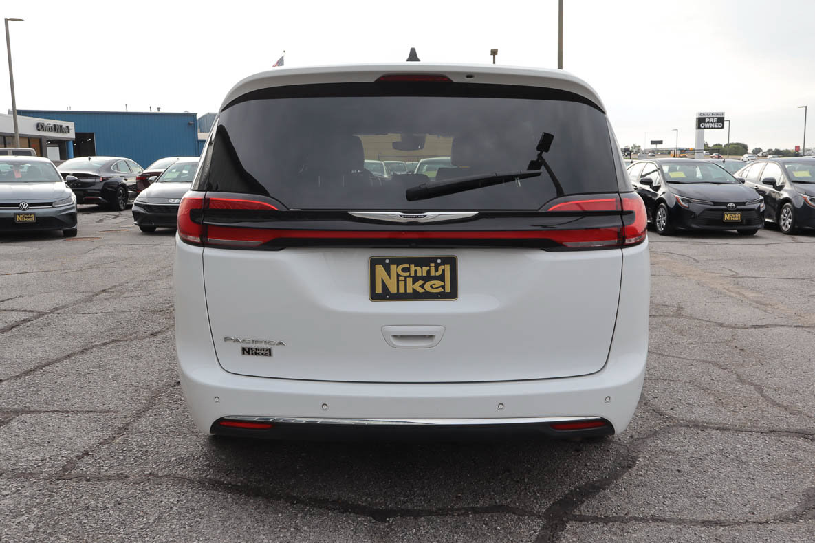 Used 2025 Chrysler Pacifica Select FWD image 5