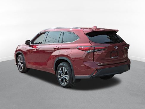 Used 2021 Toyota Highlander XLE image 4