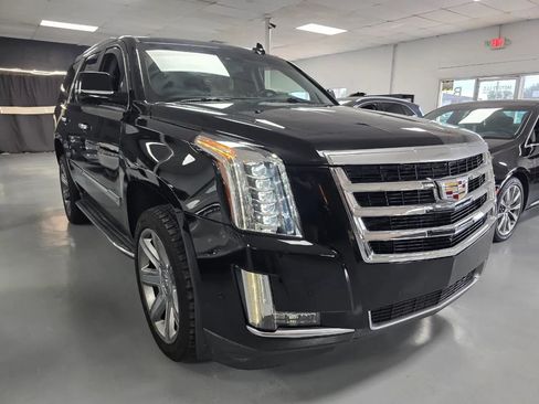 Used 2020 Cadillac Escalade Luxury RWD image 2