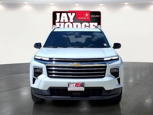 Used 2025 Chevrolet Traverse LT FWD image 2