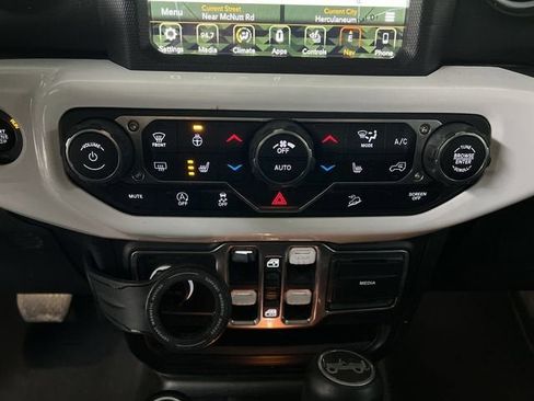 Used 2018 Jeep Wrangler Unlimited Sahara image 18