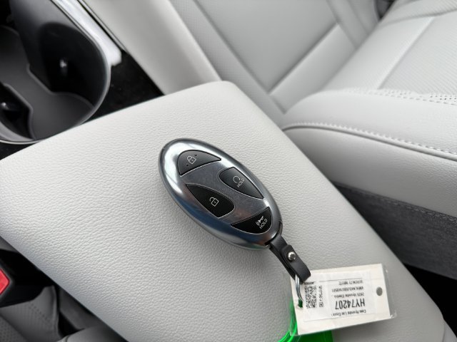Used 2025 Hyundai Elantra Limited FWD image 24